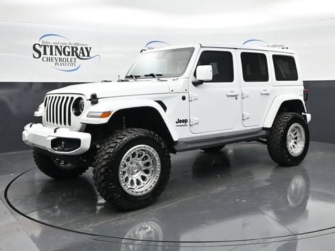 Used 2022 Jeep Wrangler Unlimited Sahara AWD/4WD image 3
