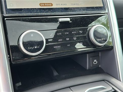 New 2025 Land Rover Discovery S image 20