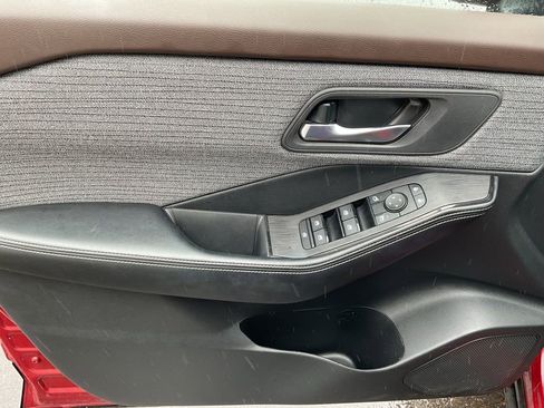 Used 2023 Nissan Rogue SV image 11