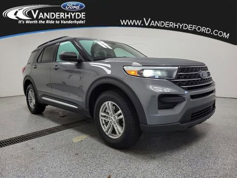 Used 2022 Ford Explorer XLT image 2