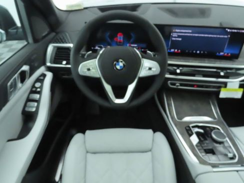 New 2026 BMW X7 xDrive40i w/ Premium Package image 10