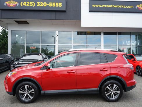 Used 2016 Toyota RAV4 XLE AWD/4WD image 2
