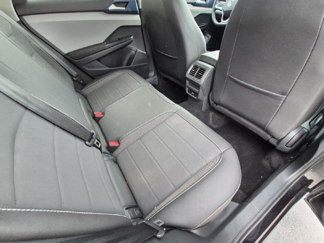 Used 2024 Volkswagen Taos SE w/ Panoramic Sunroof Package FWD image 17