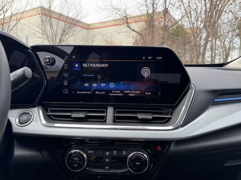 Used 2025 Chevrolet Trax LT image 18