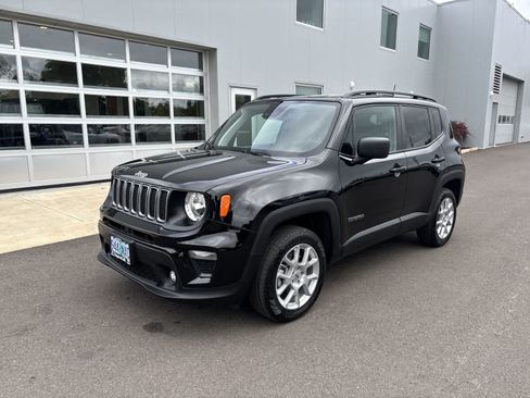Certified 2022 Jeep Renegade Latitude w/ Convenience Group AWD/4WD image 1