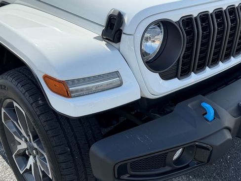 Used 2024 Jeep Wrangler Unlimited w/ Convenience Group AWD/4WD image 11