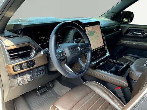 Used 2025 GMC Yukon Denali Ultimate AWD/4WD image 17