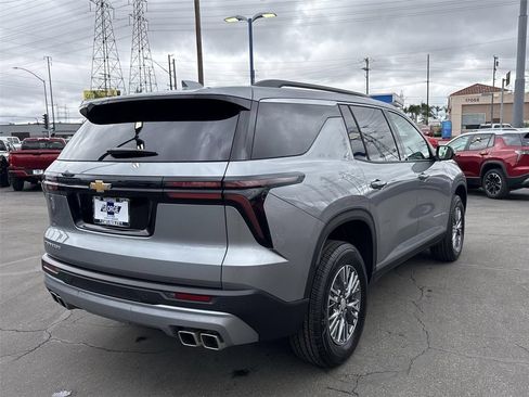 Used 2025 Chevrolet Traverse LT FWD image 32