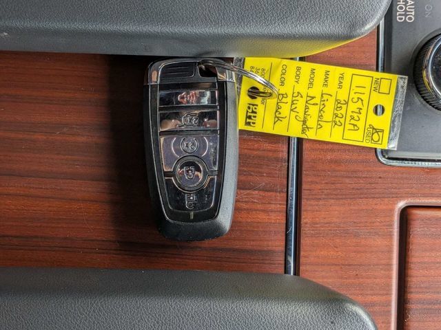 Used 2022 Lincoln Navigator 4WD image 33