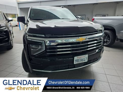 Used 2025 Chevrolet Suburban LT RWD image 8