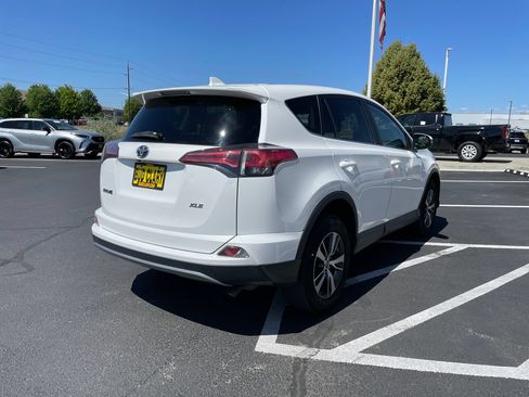 Used 2018 Toyota RAV4 XLE FWD image 3
