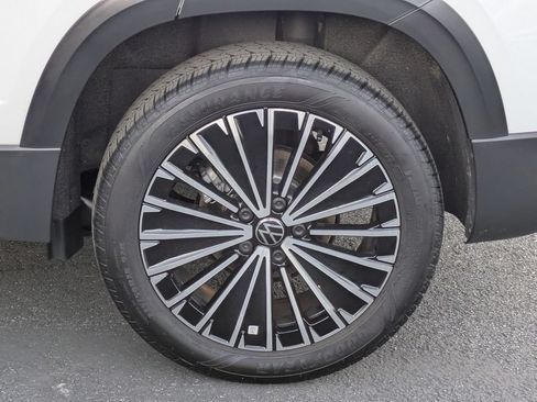 Certified 2025 Volkswagen Taos SE FWD image 23