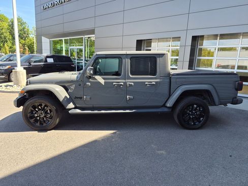 Used 2022 Jeep Gladiator Overland AWD/4WD image 7