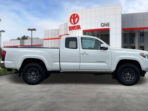 Certified 2018 Toyota Tacoma SR5 image 3