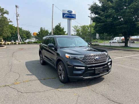 Used 2023 Ford Explorer XLT w/ Equipment Group 202A AWD/4WD image 3