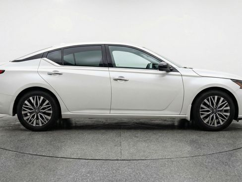 Used 2025 Nissan Altima 2.5 SV image 11