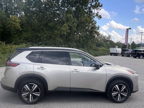 Used 2025 Nissan Rogue SL AWD/4WD image 9