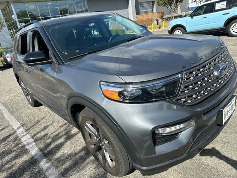 Used 2023 Ford Explorer XLT w/ Equipment Group 202A RWD image 4