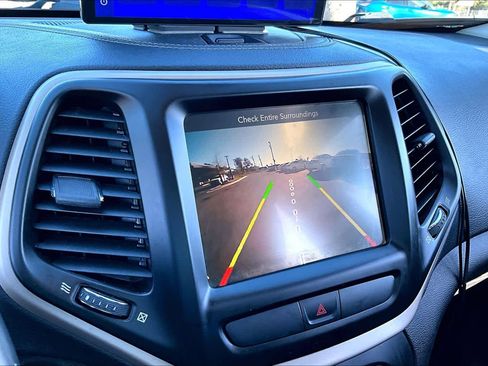 Used 2017 Jeep Cherokee Limited image 27