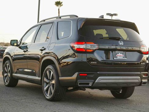 Certified 2025 Honda Pilot Elite image 7