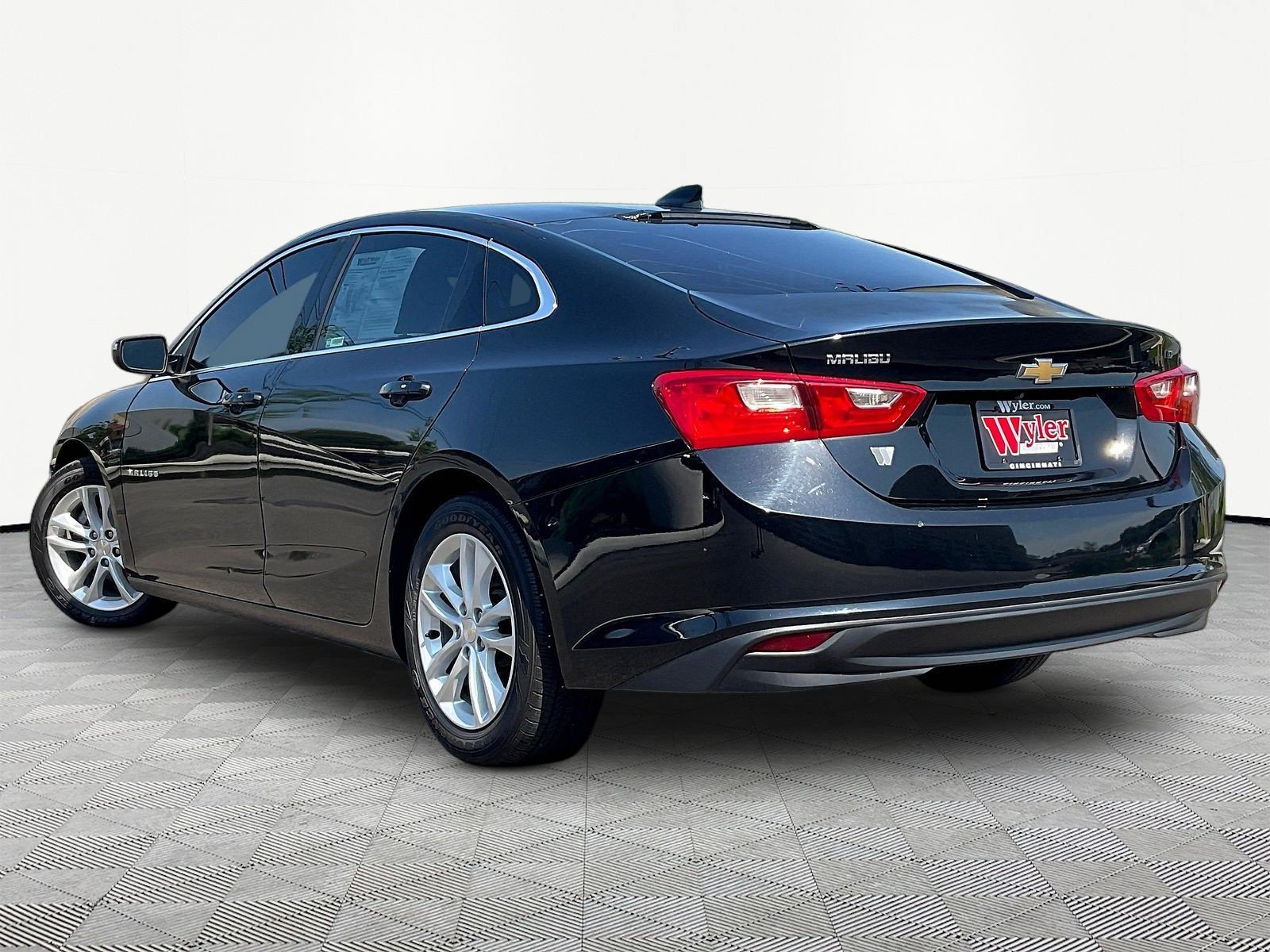 Used 2017 Chevrolet Malibu LT FWD image 4