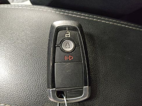 Used 2020 Ford Escape SE image 32