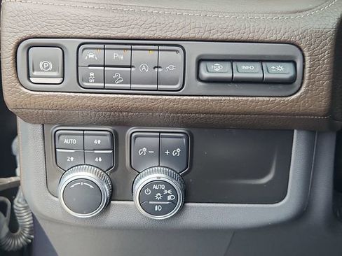 Used 2021 GMC Yukon Denali w/ Denali Premium Package AWD/4WD image 18