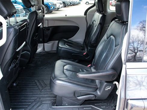 Used 2017 Chrysler Pacifica Touring-L Plus image 34