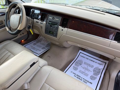 Used 2007 Lincoln Town Car Signature RWD image 14