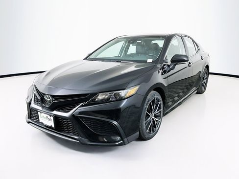 Used 2024 Toyota Camry SE image 3