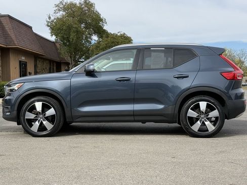 Used 2021 Volvo XC40 T5 Momentum w/ Premium Package image 2