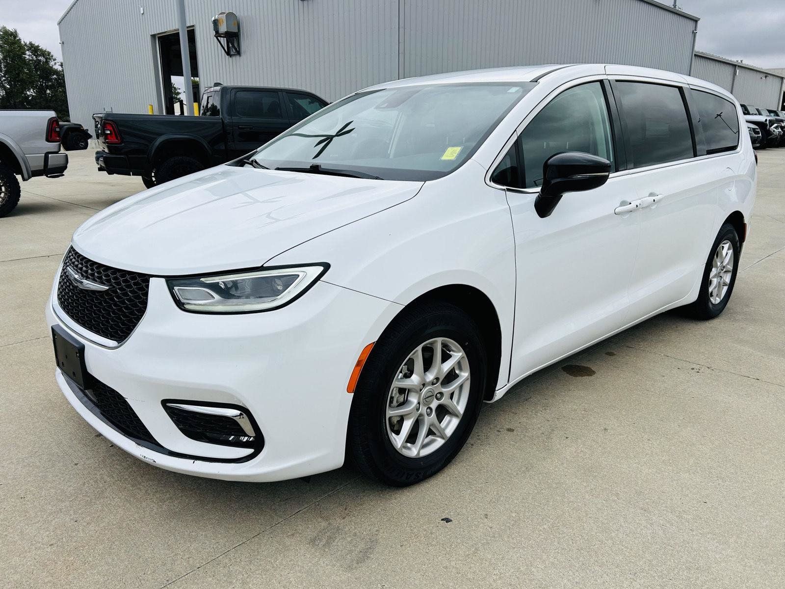 Used 2024 Chrysler Pacifica Touring-L FWD image 35
