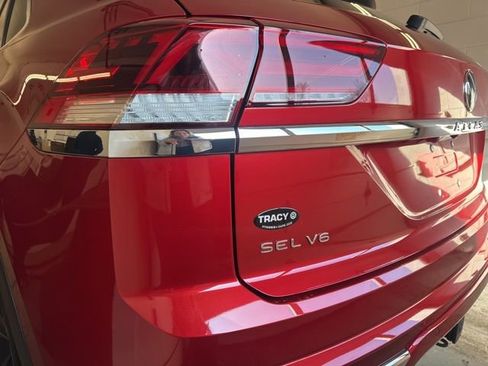 Certified 2022 Volkswagen Atlas Cross Sport SEL R-Line image 7