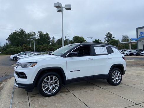 Used 2025 Jeep Compass Limited AWD/4WD image 6