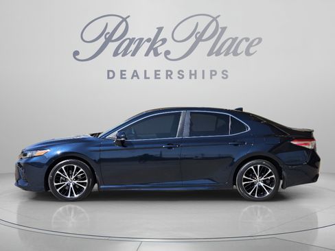 Used 2020 Toyota Camry SE w/ Convenience Package FWD image 2