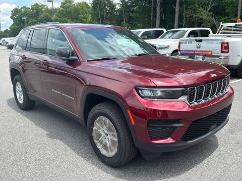 Used 2025 Jeep Grand Cherokee Laredo RWD image 3