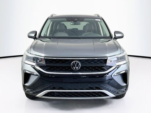 Used 2023 Volkswagen Taos SE FWD image 2