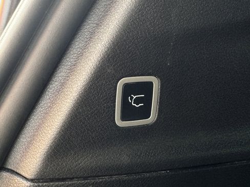 Used 2025 Chrysler Pacifica Select FWD image 9