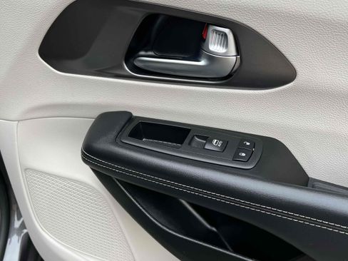 Used 2023 Chrysler Pacifica Touring-L image 64