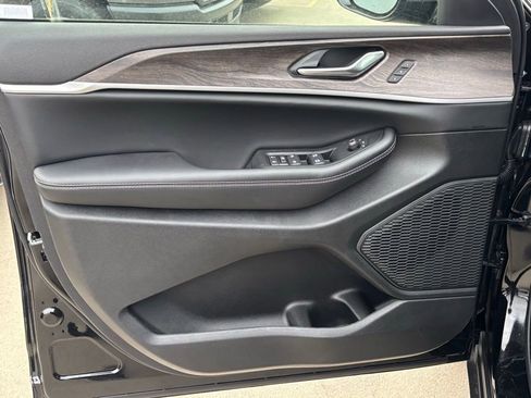 New 2025 Jeep Grand Cherokee Limited image 10