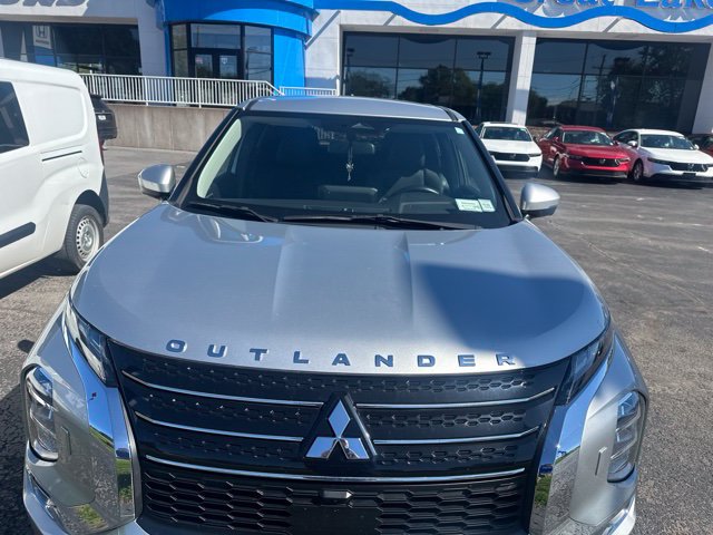 Used 2022 Mitsubishi Outlander SE AWD/4WD image 2