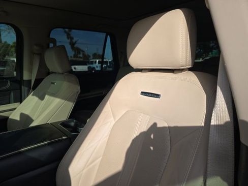 Used 2022 Ford Expedition Platinum image 7