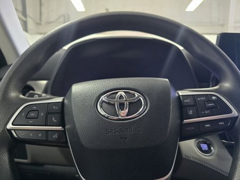 Used 2023 Toyota Highlander L FWD image 21