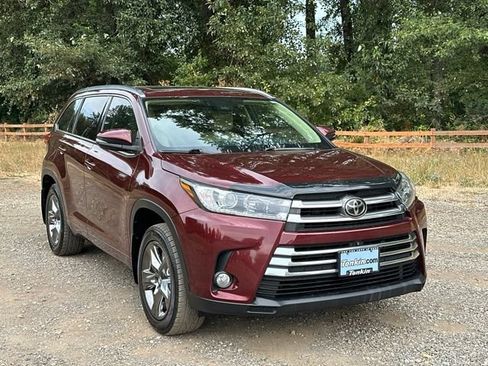 Used 2017 Toyota Highlander Limited Platinum AWD/4WD image 2