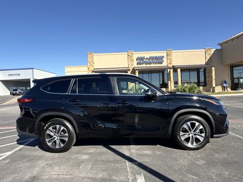 Used 2023 Toyota Highlander XLE image 8
