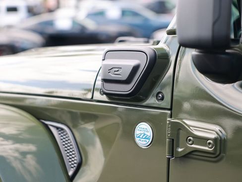 Used 2022 Jeep Wrangler Unlimited Sahara AWD/4WD image 16
