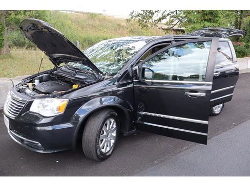 Used 2016 Chrysler Town & Country Touring w/ Driver Convenience Group image 18