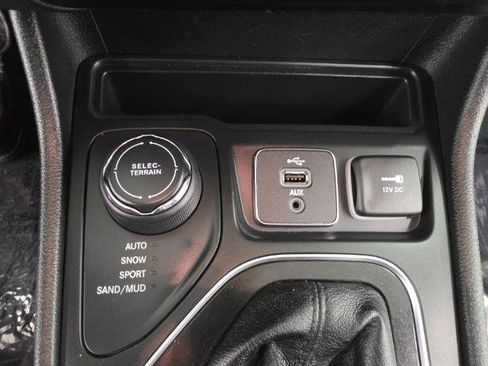 Used 2019 Jeep Cherokee Limited w/ Technology Group AWD/4WD image 22