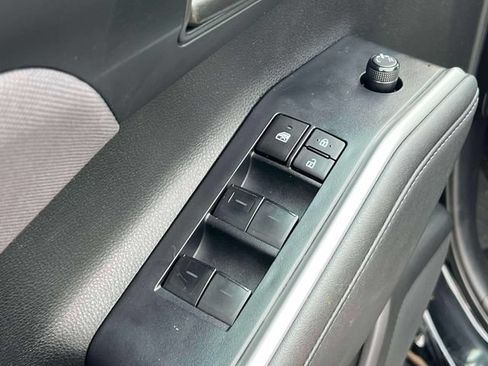 Used 2023 Toyota Highlander LE FWD image 17