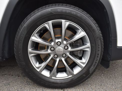 Used 2019 Jeep Cherokee Latitude Plus FWD image 28
